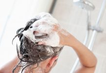 Te speli pe cap greșit – citește cei 7 pași esențiali pentru curățarea părului 7pasi