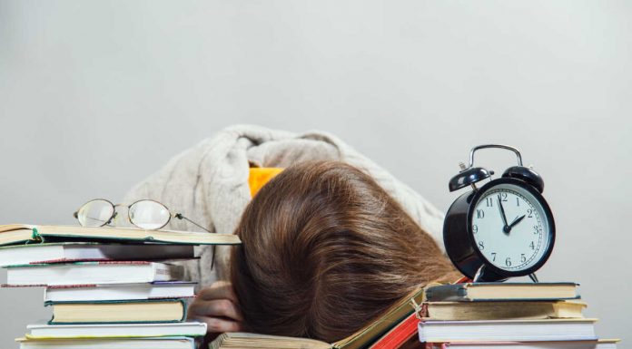 Iunie, luna examenelor - Descoperă TREI sfaturi care îți vor fi de ajutor! Adolescent stresat