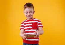 Copilul tău e captivat de telefon? Top 5 activități alternative pentru a vă amuza împreună