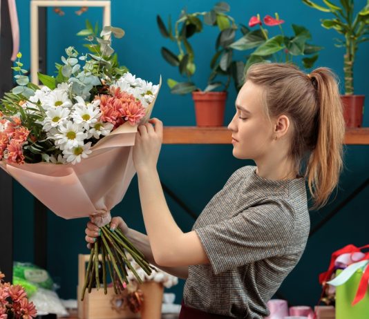 5 accesorii de care ai nevoie ca să creezi aranjamente florale inspirate