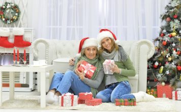 Ce-i dăruiești mamei tale de sărbători? 4 cadouri