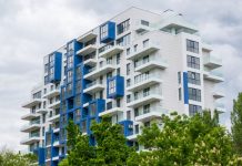 Locuințele noi devin din ce în ce mai puțin accesibile. Cât trebuie să muncească un român pentru un apartament