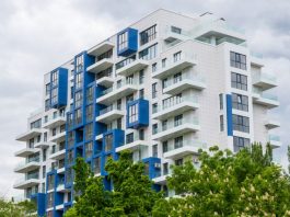 Locuințele noi devin din ce în ce mai puțin accesibile. Cât trebuie să muncească un român pentru un apartament