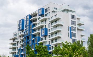 Locuințele noi devin din ce în ce mai puțin accesibile. Cât trebuie să muncească un român pentru un apartament