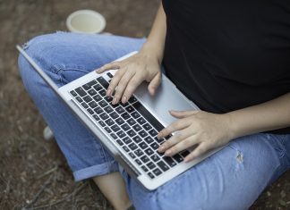 Accesorii de care ai nevoie dacă lucrezi pe laptop și ești în deplasare Accesorii de care ai nevoie dacă lucrezi pe laptop și ești în deplasare