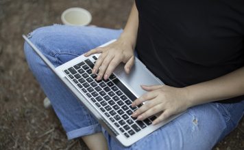 Accesorii de care ai nevoie dacă lucrezi pe laptop și ești în deplasare Accesorii de care ai nevoie dacă lucrezi pe laptop și ești în deplasare