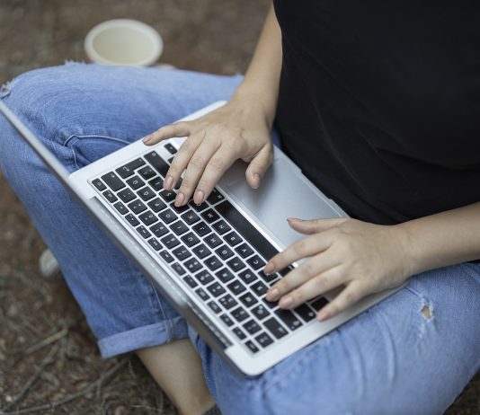 Accesorii de care ai nevoie dacă lucrezi pe laptop și ești în deplasare