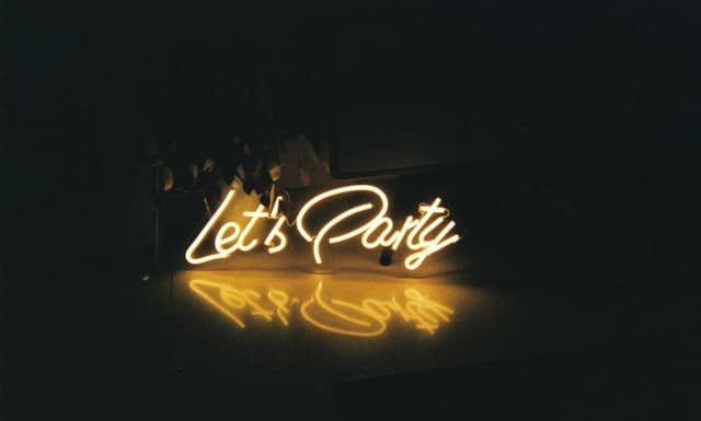 Cum pregătești o petrecere surpriză pentru prietena ta