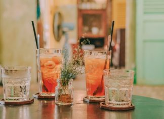 Top 5 cocktailuri răcoritoare și cum le prepari acasă Vara este anotimpul ieșirilor cu prietenii. Însă uneori ai prefera să te vezi cu ei la tine acasă. Dacă ești un bun organizator, poți transforma o întâlnire cu ei într-o petrecere reușită. Alteori, simți nevoia să te relaxezi în singurătate sau alături de partener ori parteneră, pentru a-ți reîncărca bateriile și a te bucura de intimitate. Indiferent de situație, căldura verii trebuie combătută cu o băutură răcoritoare, care alungă moleșeala. Cocktailurile sunt perfecte vara, pentru că nu au conținut mare de alcool și combină sucuri sau siropuri de fructe cu gheață. Chiar dacă poți cumpăra unele cocktailuri în sticle sigilate, cele mai bune sunt cele făcute imediat înainte de servire. De aceea, ți-am pregătit o listă cu cele mai bune rețete de cocktailuri răcoritoare pe care le poți prepara acasă. Pink gin spritz Ingrediente Cocktailurile cu gin sunt răcoritoare și tonice. Comandă aici gin și prepară un pink gin spritz delicios. Ai nevoie de următoarele ingrediente: gheață; 50 ml de gin cu aromă de trandafir; 35 ml lichior de lici; apă carbogazoasă. Mod de preparare Umple un pahar de tip highball cu gheață. Pune ginul și lichiorul, apoi adaugă apa minerală și savurează-l. Sea Breeze Ingrediente Pentru a pregăti acest cocktail celebru ai nevoie de: 50 ml de vodka; 100 ml de suc de merișoare; 50 ml de suc de grepfruit; gheață; 1 felie subțire de lămâie. Mod de preparare Umple un pahar înalt cu gheață și adaugă vodka, sucul de merișoare și sucul de grepfruit. Amestecă încet până când exteriorul paharului se simte rece și adaugă felia de lămâie. Tequila Sunrise Ingrediente Tequila Sunrise este un cocktail clasic, colorat și cu umbreluță. Ingredientele necesare pentru prepararea sa sunt: 2 lingurițe de grenadină; gheață; 50 ml de tequila; 1 lingură de triplu sec; sucul de la 1 portocală mare sau 2 mici; sucul unei jumătăți de lămâie; 1 cireașă de cocktail. Mod de preparare Toarnă grenadina într-un pahar înalt și pune-l deoparte. Umple un shaker cu gheață și adaugă tequila, triplu suc și sucurile de lămâie. Amestecă bine, până când exteriorul shakerului se simte rece. Adaugă câteva cuburi de gheață în paharul de servire. Filtrează de 2 ori cocktailul în el, încercând să nu agiți prea mult stratul de grenadină. Mai adaugă gheață, dacă este nevoie, și decorează cu umbreluța și cireașa. Strawberry Gin Ingrediente Un cocktail simplu, dar gustos și răcoritor, Strawberry Gin se face din: 700 m de gin; 400 g de căpșuni feliate; 100 g de zahăr. Mod de preparare Amestecă ginul cu căpșunile și zahărul într-un vas de 1,5 l și toarnă cocktailul obținut într-un borcan cu sistem de închidere ermetică sau alt recipient care se poate închide bine. Pune-l la frigider și amestecă la fiecare 2 zile, timp de 3 săptămâni. Filtrează-l apoi și servește-l cu gheață. Daiquiri cu pepene roșu Ingrediente Un cocktail cu pepene roșu este emblematic pentru anotimpul cald. Daiquiri-ul pe care ți-l prezentăm necesită: gheață; 50 ml de rom alb; 25 ml de lichior de pepene sau de băutură spirtoasă cu aromă de pepene; 10 m de suc de lime; 100 g de pepene roșu și o felie tăiată sub formă de triunghi pentru servire. Mod de preparare Pune o mână de gheață în blender alături de rom, lichior de pepene roșu, suc de lime și miez de pepene. Folosește blenderul până obții un lichid fin. Umple un pahar hurricane sau alt tip de pahar înalt cu cuburi de gheață și toarnă daiquiri-ul peste ele. Decorează cu felia de pepene. Cele 5 cocktailuri de mai sus sunt răcoritoare și gustoase. Dacă le prepari acasă, alege ingrediente de calitate.