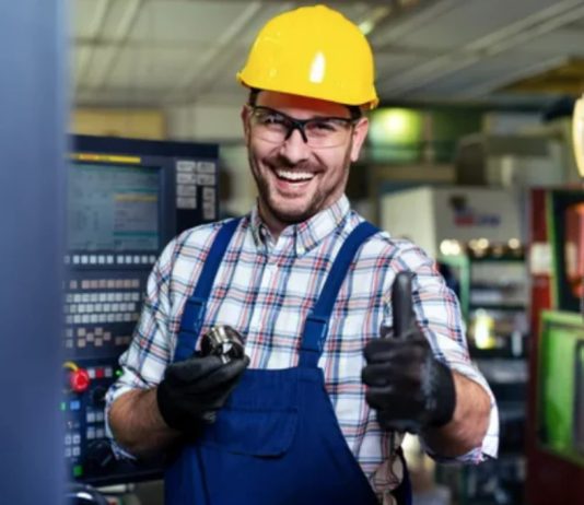 Operator CNC - Ce înseamnă şi ce implică această meserie căutată şi bine plătită