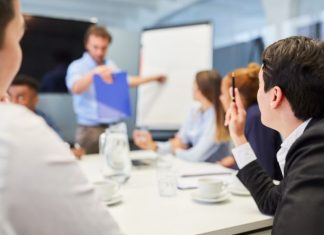 Cum să eviţi plafonarea la locul de muncă şi să te dezvolţi constant