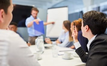 Cum să eviţi plafonarea la locul de muncă şi să te dezvolţi constant