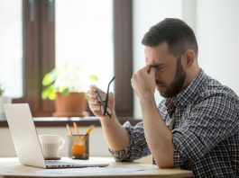 Lucrezi multe ore în fața calculatorului? Iata 3 soluții pentru a alunga oboseala oculară