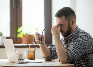 Lucrezi multe ore în fața calculatorului? Iata 3 soluții pentru a alunga oboseala oculară