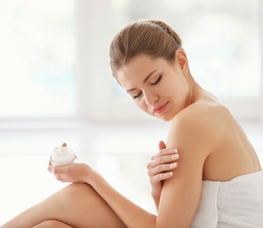 Cum menții sănătatea pielii în timpul iernii. Ce creme antiinflamatorii și suplimente alimentare ar trebui să folosești?