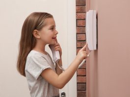 Interfornul este un dispozitiv esențial atunci când vine vorba despre securitatea spațiilor rezidențiale sau comerciale; pe de altă parte, alegerea modelului potrivit și a funcționalităților necesare depinde mult de dorințele și nevoile cumpărătorului. În continuare, poți descoperi cum să ții cont de cei mai importanți parametri funcționali pentru a face o achiziție inspirată. Evaluează corect necesitățile casei tale în privința interfonului Evaluarea corectă a necesităților casei tale în privința interfonului este esențială pentru a face o alegere potrivită și utilă. În contextul actual, în care securitatea locuinței a devenit o prioritate, primul pas în această evaluare este legat de nivelul de securitate pe care îl dorești. De pildă, majoritatea persoanelor sunt de părere că sistemele de securitate cu videointerfon sunt cele mai eficiente, ele permițând vizualizarea persoanei care sună la ușă înainte de a deschide, ceea ce oferă astfel un plus de siguranță. Pe de altă parte, o asemenea investiție este mai mare decât cea pentru un interfon audio, iar locuitorii unei scări de bloc ar putea să o respingă. Pe lângă securitate, dimensiunea proprietății este un alt aspect care ar trebui evaluat. Pentru un apartament, un interfon simplu poate fi suficient. În schimb, pentru o casă mai mare sau o proprietate cu mai multe intrări, un sistem de interfonie mai complex poate fi necesar. Evaluarea funcțiilor specifice este un alt aspect important. În funcție de nevoile specifice, s-ar putea să fie necesare funcții suplimentare, cum ar fi posibilitatea de a deschide ușa de la distanță, funcția de înregistrare a vizitatorilor sau conectivitatea cu alte dispozitive inteligente din casă. În fine, deși este mai puțin important decât funcționalitatea, aspectul estetic al interfonului nu trebuie neglijat. Astfel, trebuie să te asiguri că designul și culoarea interfonului se potrivesc cu stilul și decorul casei tale, pentru ca piesa să se contopească în designul general, în loc să contrasteze deranjant cu acesta. Fii atent la caracteristicile tehnice ale modelelor disponibile Alegerea unui interfon adecvat pentru casa ta poate fi o sarcină destul de complicată, având în vedere varietatea de modele disponibile pe piață. În primul rând, este important să cunoști tipurile de interfoane disponibile. Interfoanele audio permit doar comunicarea vocală, iar acestea sunt cele mai simple și, de obicei, cele mai accesibile modele. Interfoanele video, pe de altă parte, oferă și imagini, lucru care poate fi extrem de util pentru a identifica vizitatorii. Interfoanele digitale oferă funcții avansate, cum ar fi conectivitatea la dispozitive precum smartphone-urile pentru control de la distanță. Calitatea imaginii este un factor esențial, dacă discutăm despre interfoanele video. În plus, calitatea sunetului este, de asemenea, crucială pentru a putea comunica eficient cu cei de la ușă. Un alt aspect pe care trebuie să îl iei în considerare sunt funcțiile suplimentare. Unele interfoane vin cu funcții precum înregistrarea video, conectivitatea la rețea sau posibilitatea de a deschide ușa de la distanță. Aceste caracteristici pot aduce un plus de confort, dar pot și crește prețul produsului. Modul de alimentare și de instalare pot varia și pot influența funcționarea dispozitivului. De asemenea, în funcție de locul în care planifici să instalezi interfonul, este important să alegi un model rezistent la condiții meteo adverse. Interfoanele trebuie să reziste la temperaturi extreme, ploaie sau zăpadă. Compară costurile și beneficiile diferitelor modele de interfoane Costul unui interfon poate varia considerabil, în funcție de caracteristicile pe care le oferă. Potrivit unui studiu realizat de Asociația pentru Protecția Consumatorilor, prețurile interfoanelor pot varia de la 100 de lei pentru un model simplu, până la peste 1,000 de lei pentru un model avansat, cu funcții video și control de la distanță. Este esențial să compari prețurile și să ții cont de bugetul pe care îl ai la dispoziție. De asemenea, trebuie să ții cont de costurile adiționale, cum ar fi instalarea sau întreținerea interfonului. Evaluarea beneficiilor este a doua etapă a acestui proces. După ce ai stabilit care sunt modelele de interfoane care se încadrează în bugetul tău, următorul pas este să compari beneficiile fiecăruia. De exemplu, unele interfoane pot avea caracteristici suplimentare, precum imagine video sau control de la distanță, care pot aduce un plus de valoare. Raportul cost-beneficiu este un alt element crucial în acest proces. Acest raport îți va arăta care interfon îți oferă cele mai multe beneficii pentru investiția făcută. O metodă eficientă de a face acest lucru este să listezi toate caracteristicile fiecărui model de interfon, și să dai o notă fiecărei caracteristici, în funcție de cât de importantă este pentru tine. Luarea deciziei de cumpărare este ultima etapă a acestui proces. În funcție de raportul cost-beneficiu, poți lua o decizie informată despre care interfon este cel mai potrivit pentru casa ta. Este important să ții cont și de nevoile tale specifice, precum nivelul de securitate dorit sau confortul în utilizare. Alegerea interfonului potrivit pentru locuință necesită o evaluare corectă a nevoilor tale, o întelegere a caracteristicilor tehnice ale diferitelor modele disponibile și o comparație a costurilor și beneficiilor acestora. Este esențial să fii informat și să iei decizia corectă, care să răspundă cel mai bine nevoilor tale. Cum să alegi interfonul potrivit pentru casa ta: sfaturi de la experți