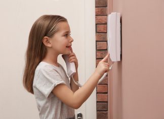 Interfornul este un dispozitiv esențial atunci când vine vorba despre securitatea spațiilor rezidențiale sau comerciale; pe de altă parte, alegerea modelului potrivit și a funcționalităților necesare depinde mult de dorințele și nevoile cumpărătorului. În continuare, poți descoperi cum să ții cont de cei mai importanți parametri funcționali pentru a face o achiziție inspirată. Evaluează corect necesitățile casei tale în privința interfonului Evaluarea corectă a necesităților casei tale în privința interfonului este esențială pentru a face o alegere potrivită și utilă. În contextul actual, în care securitatea locuinței a devenit o prioritate, primul pas în această evaluare este legat de nivelul de securitate pe care îl dorești. De pildă, majoritatea persoanelor sunt de părere că sistemele de securitate cu videointerfon sunt cele mai eficiente, ele permițând vizualizarea persoanei care sună la ușă înainte de a deschide, ceea ce oferă astfel un plus de siguranță. Pe de altă parte, o asemenea investiție este mai mare decât cea pentru un interfon audio, iar locuitorii unei scări de bloc ar putea să o respingă. Pe lângă securitate, dimensiunea proprietății este un alt aspect care ar trebui evaluat. Pentru un apartament, un interfon simplu poate fi suficient. În schimb, pentru o casă mai mare sau o proprietate cu mai multe intrări, un sistem de interfonie mai complex poate fi necesar. Evaluarea funcțiilor specifice este un alt aspect important. În funcție de nevoile specifice, s-ar putea să fie necesare funcții suplimentare, cum ar fi posibilitatea de a deschide ușa de la distanță, funcția de înregistrare a vizitatorilor sau conectivitatea cu alte dispozitive inteligente din casă. În fine, deși este mai puțin important decât funcționalitatea, aspectul estetic al interfonului nu trebuie neglijat. Astfel, trebuie să te asiguri că designul și culoarea interfonului se potrivesc cu stilul și decorul casei tale, pentru ca piesa să se contopească în designul general, în loc să contrasteze deranjant cu acesta. Fii atent la caracteristicile tehnice ale modelelor disponibile Alegerea unui interfon adecvat pentru casa ta poate fi o sarcină destul de complicată, având în vedere varietatea de modele disponibile pe piață. În primul rând, este important să cunoști tipurile de interfoane disponibile. Interfoanele audio permit doar comunicarea vocală, iar acestea sunt cele mai simple și, de obicei, cele mai accesibile modele. Interfoanele video, pe de altă parte, oferă și imagini, lucru care poate fi extrem de util pentru a identifica vizitatorii. Interfoanele digitale oferă funcții avansate, cum ar fi conectivitatea la dispozitive precum smartphone-urile pentru control de la distanță. Calitatea imaginii este un factor esențial, dacă discutăm despre interfoanele video. În plus, calitatea sunetului este, de asemenea, crucială pentru a putea comunica eficient cu cei de la ușă. Un alt aspect pe care trebuie să îl iei în considerare sunt funcțiile suplimentare. Unele interfoane vin cu funcții precum înregistrarea video, conectivitatea la rețea sau posibilitatea de a deschide ușa de la distanță. Aceste caracteristici pot aduce un plus de confort, dar pot și crește prețul produsului. Modul de alimentare și de instalare pot varia și pot influența funcționarea dispozitivului. De asemenea, în funcție de locul în care planifici să instalezi interfonul, este important să alegi un model rezistent la condiții meteo adverse. Interfoanele trebuie să reziste la temperaturi extreme, ploaie sau zăpadă. Compară costurile și beneficiile diferitelor modele de interfoane Costul unui interfon poate varia considerabil, în funcție de caracteristicile pe care le oferă. Potrivit unui studiu realizat de Asociația pentru Protecția Consumatorilor, prețurile interfoanelor pot varia de la 100 de lei pentru un model simplu, până la peste 1,000 de lei pentru un model avansat, cu funcții video și control de la distanță. Este esențial să compari prețurile și să ții cont de bugetul pe care îl ai la dispoziție. De asemenea, trebuie să ții cont de costurile adiționale, cum ar fi instalarea sau întreținerea interfonului. Evaluarea beneficiilor este a doua etapă a acestui proces. După ce ai stabilit care sunt modelele de interfoane care se încadrează în bugetul tău, următorul pas este să compari beneficiile fiecăruia. De exemplu, unele interfoane pot avea caracteristici suplimentare, precum imagine video sau control de la distanță, care pot aduce un plus de valoare. Raportul cost-beneficiu este un alt element crucial în acest proces. Acest raport îți va arăta care interfon îți oferă cele mai multe beneficii pentru investiția făcută. O metodă eficientă de a face acest lucru este să listezi toate caracteristicile fiecărui model de interfon, și să dai o notă fiecărei caracteristici, în funcție de cât de importantă este pentru tine. Luarea deciziei de cumpărare este ultima etapă a acestui proces. În funcție de raportul cost-beneficiu, poți lua o decizie informată despre care interfon este cel mai potrivit pentru casa ta. Este important să ții cont și de nevoile tale specifice, precum nivelul de securitate dorit sau confortul în utilizare. Alegerea interfonului potrivit pentru locuință necesită o evaluare corectă a nevoilor tale, o întelegere a caracteristicilor tehnice ale diferitelor modele disponibile și o comparație a costurilor și beneficiilor acestora. Este esențial să fii informat și să iei decizia corectă, care să răspundă cel mai bine nevoilor tale. Cum să alegi interfonul potrivit pentru casa ta: sfaturi de la experți