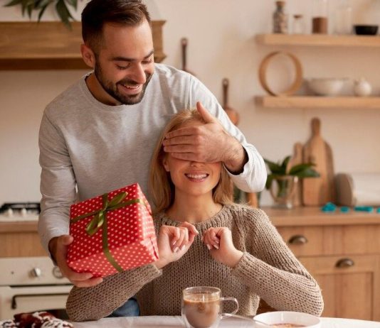 Vrei să fii iubitul perfect? Surprinde-ți partenera prin cele mai frumoase gesturi romantice! Iată cum!