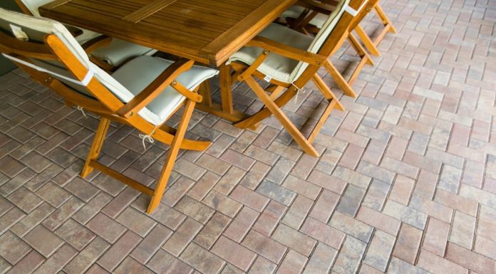 Inspiră-te din natură: Cum să integrezi materialele naturale în decorul curții tale