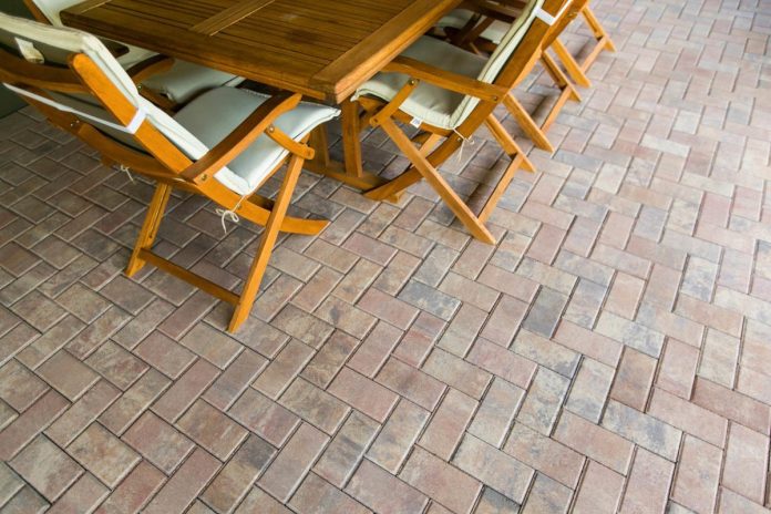 Inspiră-te din natură: Cum să integrezi materialele naturale în decorul curții tale