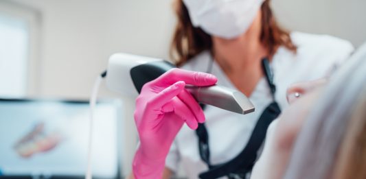 Scanner intraoral vs amprentă clasică: ce diferențe există și ce alegi? Scanner intraoral vs amprentă clasică: ce diferențe există și ce alegi?