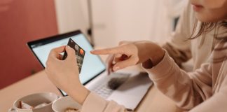 Credit online: când are sens să alegi rate fixe și când o linie de credit Credit online: când are sens să alegi rate fixe și când o linie de credit