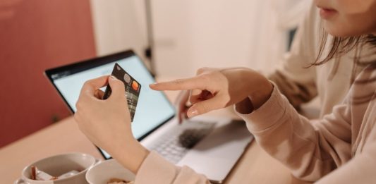 Credit online: când are sens să alegi rate fixe și când o linie de credit Credit online: când are sens să alegi rate fixe și când o linie de credit