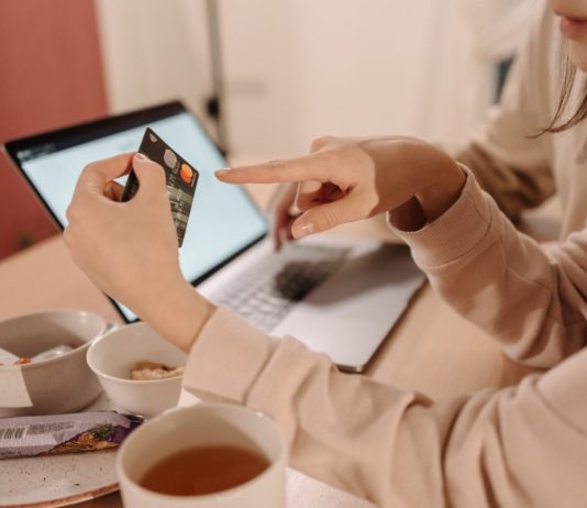 Credit online: când are sens să alegi rate fixe și când o linie de credit Credit online: când are sens să alegi rate fixe și când o linie de credit