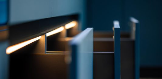 Lumina care schimbă atmosfera casei: 5 idei de amenajare cu bandă LED Lumina care schimbă atmosfera casei: 5 idei de amenajare cu bandă LED