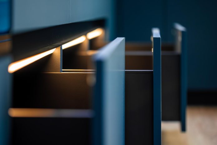 Lumina care schimbă atmosfera casei: 5 idei de amenajare cu bandă LED Lumina care schimbă atmosfera casei: 5 idei de amenajare cu bandă LED